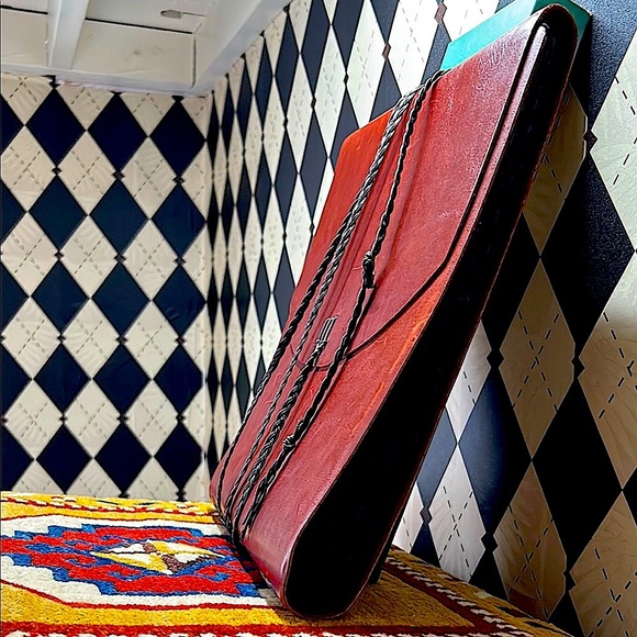 Artisan Handmade Leather Artist’s Folio – Masterpiece for Discerning Creatives - Picture 4 of 17